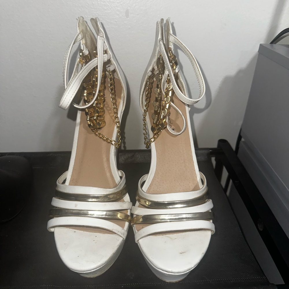 Shoe Dazzle White and Gold Chain Heels